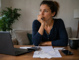 Combien vous devriez avoir de côté à votre âge (et la réalité)