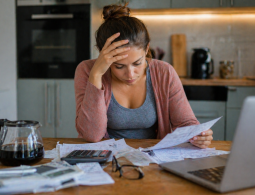 Vous gagnez correctement… mais vous êtes toujours à découvert ?