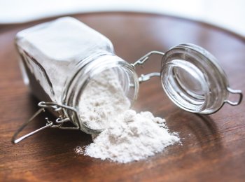 Pourquoi il faut jeter du bicarbonate dans le réservoir des toilettes