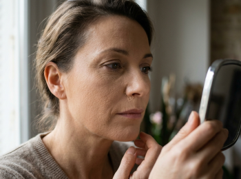 Pourquoi votre fond de teint vous vieillit sans que vous le sachiez