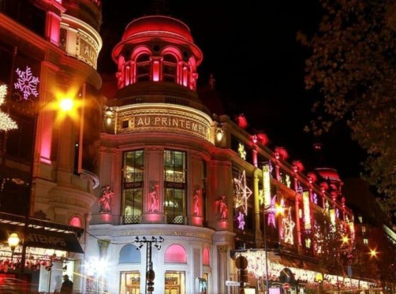 Les vitrines de Noël des grands magasins parisiens : un émerveillement intemporel