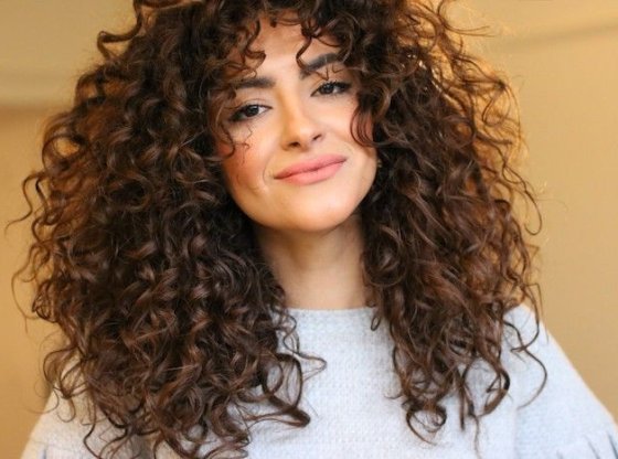 Cheveux frisés : comment les discipliner tout en préservant leur volume ?