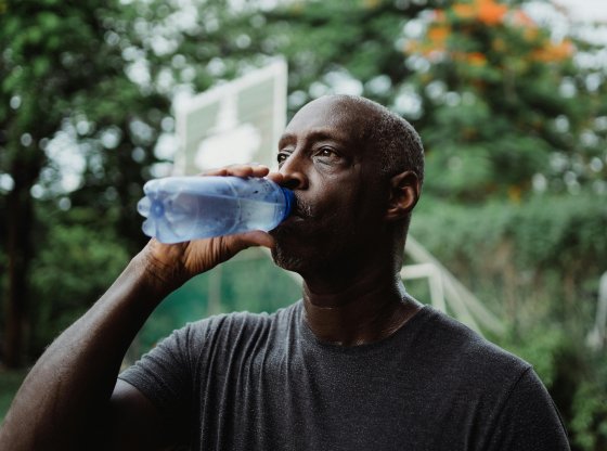 Faut-il vraiment boire 2 litres d'eau par jour ? La vérité révélée
