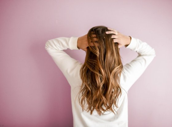 Cheveux gras : découvrez les astuces imparables pour en finir