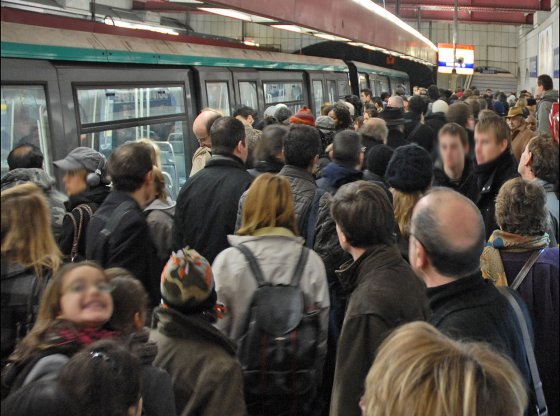 Pourquoi certains deviennent insupportables dans le métro (et comment y survivre)