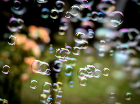 Savon à bulles maison : l'astuce magique pour occuper les enfants (et retomber en enfance)