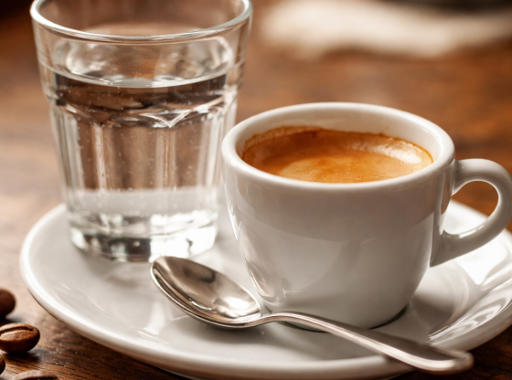 Pourquoi un café est-il toujours servi avec un verre d'eau ?