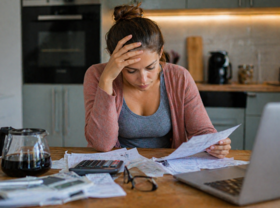Vous gagnez correctement… mais vous êtes toujours à découvert ?