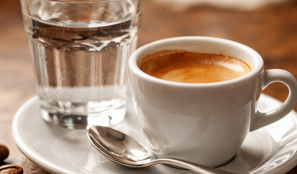 Pourquoi un café est-il toujours servi avec un verre d'eau ?