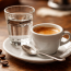 Pourquoi un café est-il toujours servi avec un verre d'eau ?