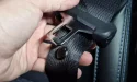 Les gens découvrent enfin l'utilité du mystérieux bouton sur les ceintures de sécurité