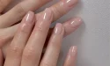 Manucure nude : la tendance minimaliste qui fait des mains sublimes