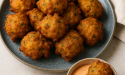 Des accras croustillants avec leur mayo spicy maison : la recette qui déchire