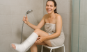 Comment prendre sa douche avec un pied dans le plâtre sans devenir folle