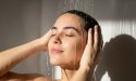 Ces gestes malins sous la douche qui sauvent ta peau de la déshydratation