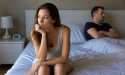 Je dors à côté de lui… mais je me sens seule : ce malaise invisible