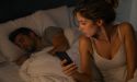 Je regarde son téléphone quand il dort : ces femmes qui n’arrivent plus à s’arrêter