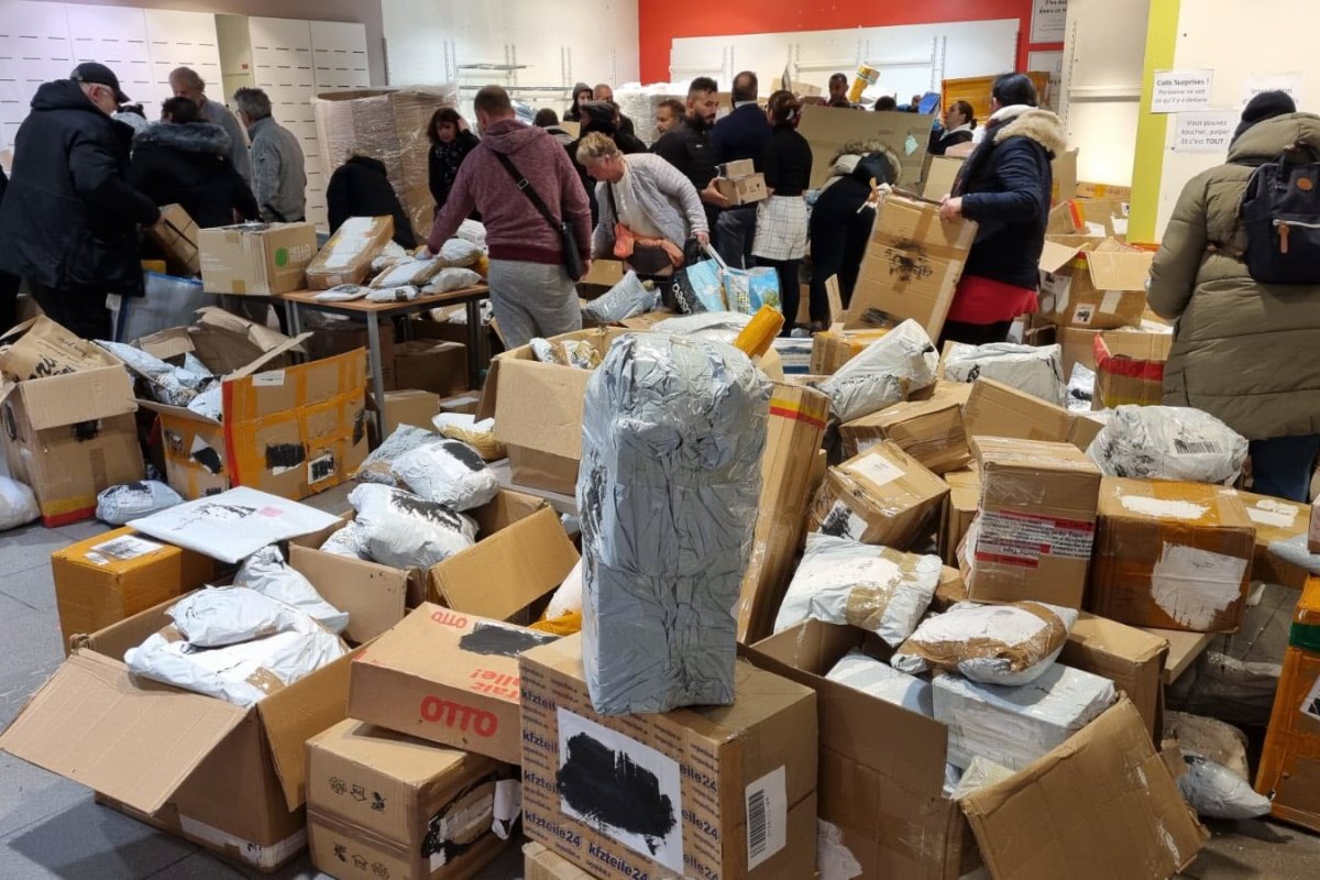Vente de colis perdus : une tendance qui intrigue et séduit