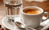 Pourquoi un café est-il toujours servi avec un verre d'eau ?